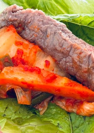 Hình của món Rau Diếp Cuốn Phi Lê Bò Áp Chảo & Kim Chi Chấm Sốt Ssamjang Hàn Quốc.