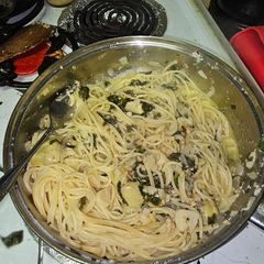 A picture of Lemon artichoke spinach pasta.