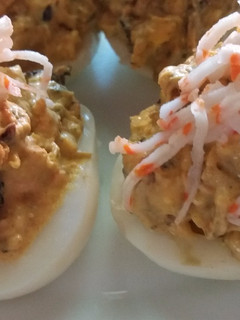 Una foto de Huevos rellenos de mejillones en escabeche