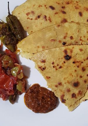 A picture of Besan ki Roti.Piyaz Tamatar Hari Mirch Chutney.