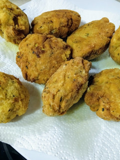Una foto de Kolokithokeftedes o croquetas de calabacín griegas 🇬🇷