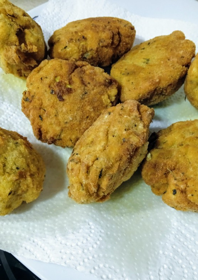 Una foto de Kolokithokeftedes o croquetas de calabacín griegas 🇬🇷