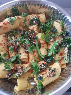 ખાંડવી(Khandvi recipe in Gujarati) રેસીપી મુખ્ય ફોટો