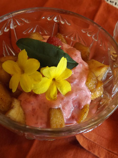 Una foto de Manzanas al brandy con salsa de frambuesas