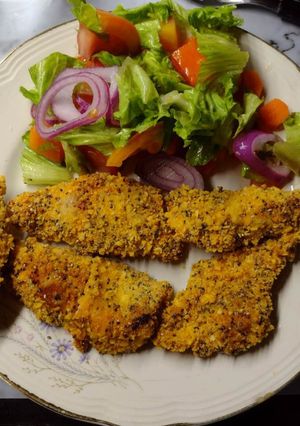 Una foto de Chicken tenders/Tiras de pollo. ❤️