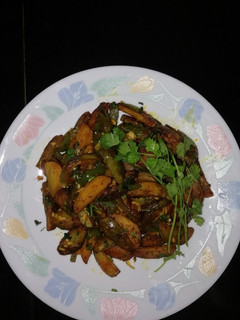 உருளைக்கிழங்கு, கத்தரி சிம்பிள் ஃப்ரை(brinjal potato fry recipe in tamil) செய்முறை முக்கிய புகைப்படம்