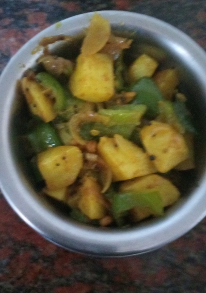 குடைமிளகாய்உருளைக்கிழங்கு கறி செய்முறை முக்கிய புகைப்படம்