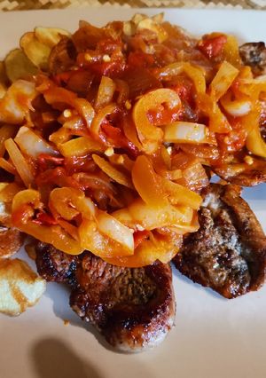 Lecsós szűzérme burgonyacsipsszel recept fotója