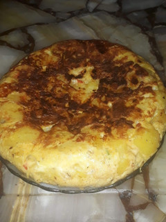 Una foto de Tortilla de papa con cebolla, Morrón y queso fresco