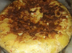 Una foto de Tortilla de papa con cebolla, Morrón y queso fresco