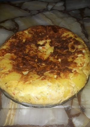 Una foto de Tortilla de papa con cebolla, Morrón y queso fresco