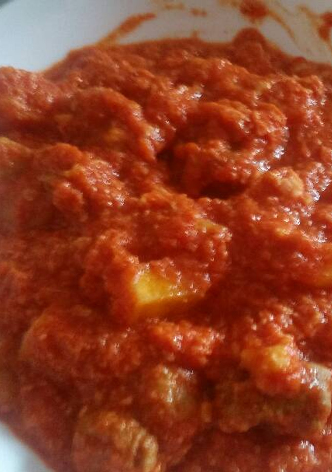 Una foto de Tomate con carne, patatas y huevos batidos