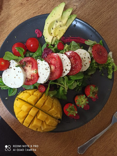 Una foto de Ensalada mozzarella