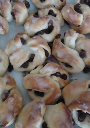 Фото Булочки с изюмом и лимонной глазурью.