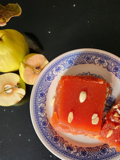 Una foto de Dulce de Membrillo con almendras