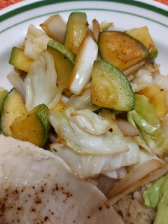 Una foto de Salteado de col con calabacitas