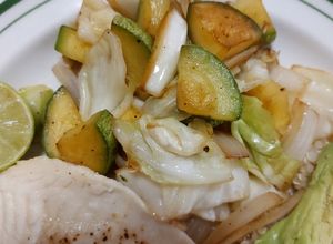 Una foto de Salteado de col con calabacitas
