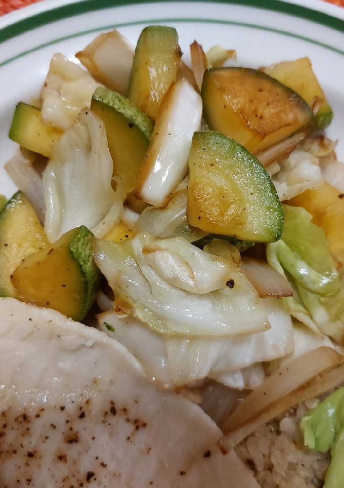 Una foto de Salteado de col con calabacitas