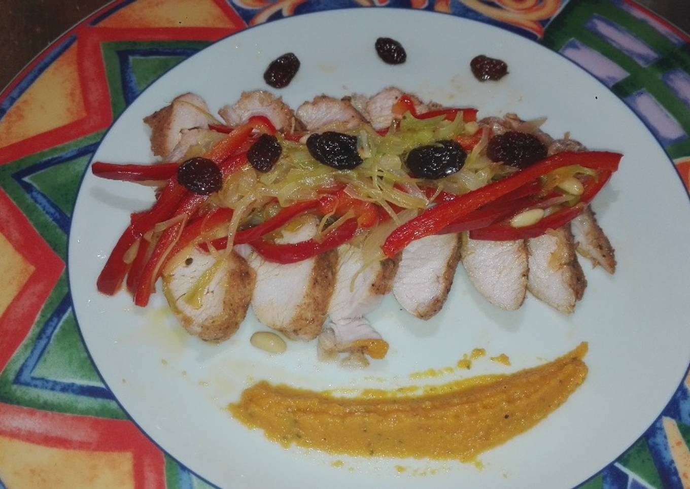 Solomillo de pavo con verduras, pasas y crema de zanahorias