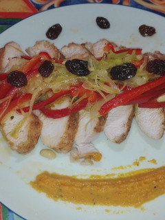 Una foto de Solomillo de pavo con verduras, pasas y crema de zanahorias