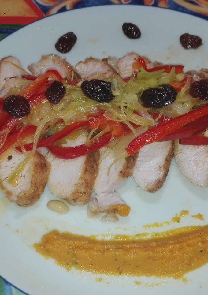 Una foto de Solomillo de pavo con verduras, pasas y crema de zanahorias