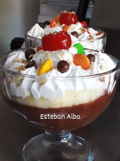Una foto de Postre de sobre sabor chocolate Fácil