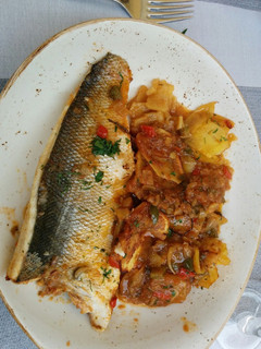 Una foto de Lubina al horno con papas