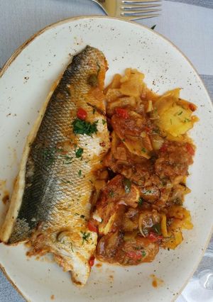 Una foto de Lubina al horno con papas