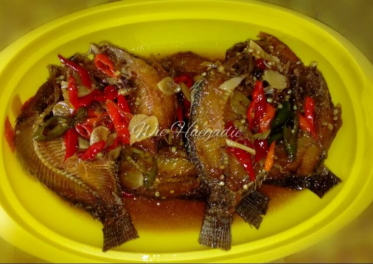 Cara mengolah Mujair goreng kuah pedas yang simpel