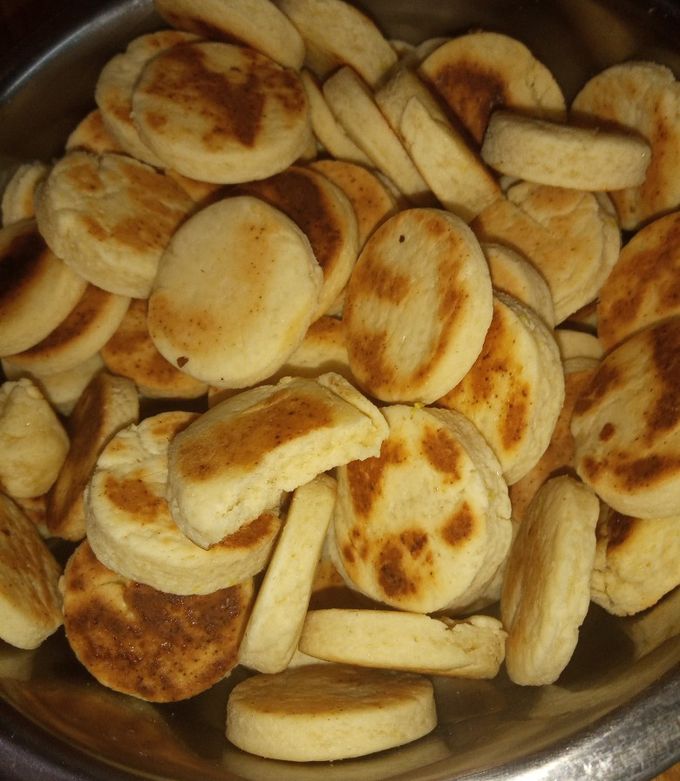 Una foto de Galletitas de vainilla y limón en sartén de hierro