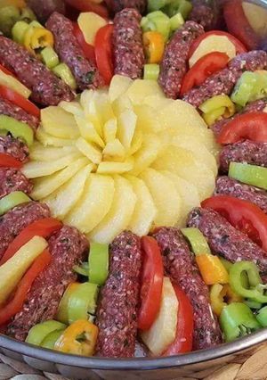 صورة لوصفة كباب بالصينية على الطريقة اليونانية مع البطاطا الشهيه