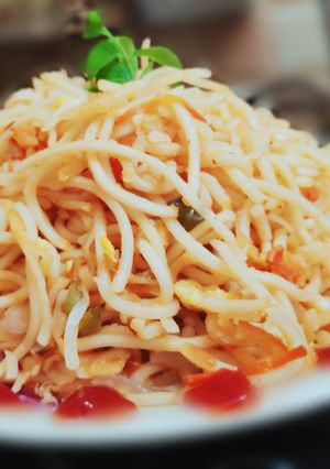 মিক্সড হার্বস এগ নুডুলস(mixed herbs egg noodles recipe in Bengali) রেসিপির প্রধান ছবি