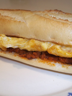 Foto principal de Bocadillo de tortilla con sobrasada