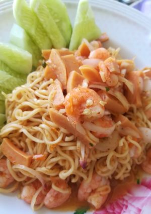 รูปของ ยำบะหมี่กึ่งสำเร็จรูปกุ้งและไส้กรอกไม่ผัก🍤