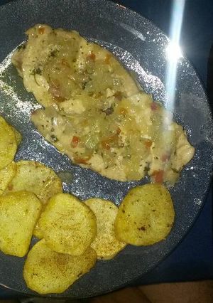 Una foto de Pechugas de pollo con papas circulares. (Para 2pers)