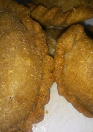 Una foto de Empanadas sencillas de jamón y queso. Masa casera integral