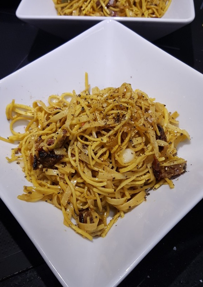 Una foto de Pasta con tomates secos y jamón