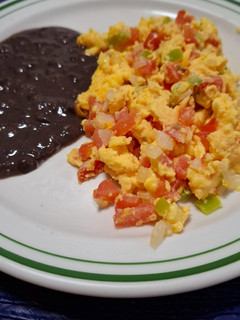 Una foto de Huevos revueltos a la mexicana
