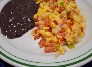 Una foto de Huevos revueltos a la mexicana