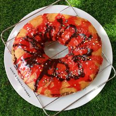 A picture of Giant glazed doughnut.
