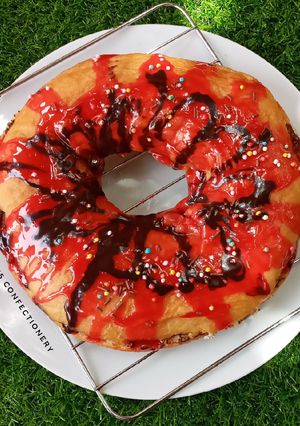 A picture of Giant glazed doughnut.