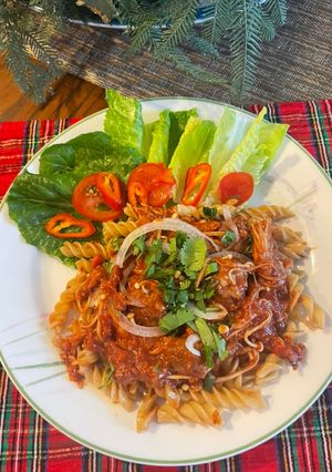 Hình của món Nui lứt xào bò và nấm kim châm.