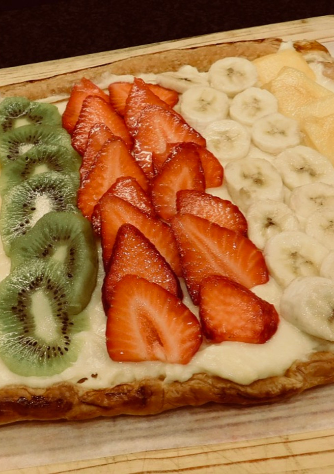 Una foto de Tarta de hojaldre con crema pastelera y frutas
