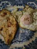 Filete de pollo, huevo frito con ensalada