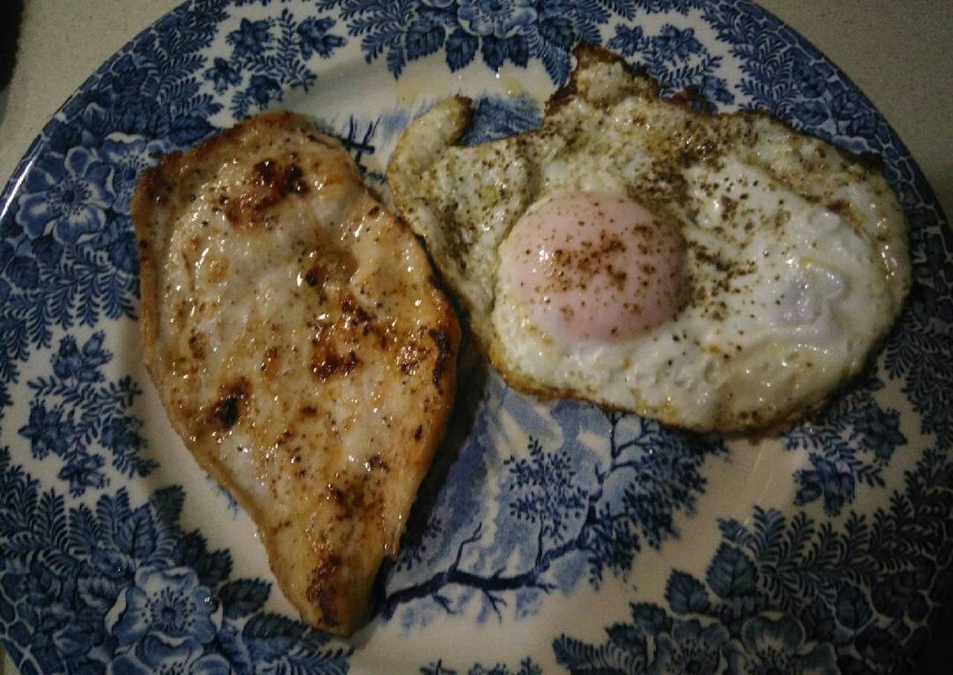 Filete de pollo, huevo frito con ensalada