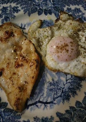 Una foto de Filete de pollo, huevo frito con ensalada