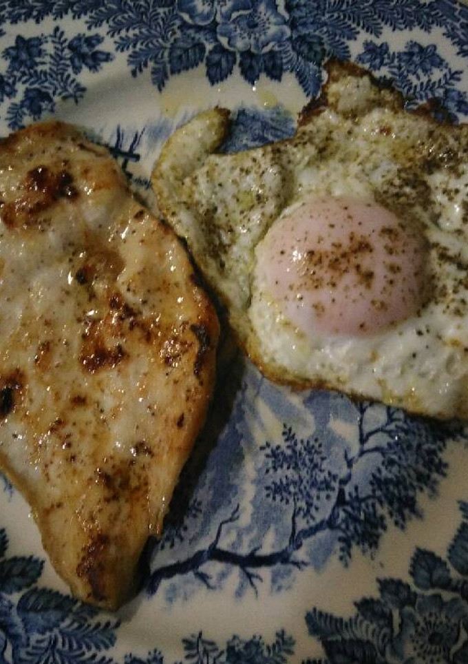 Una foto de Filete de pollo, huevo frito con ensalada