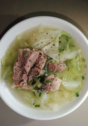 Hình của món Canh bắp cải hầm xương.