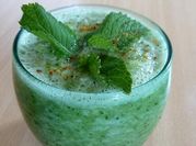 Une photo de gaspacho concombre