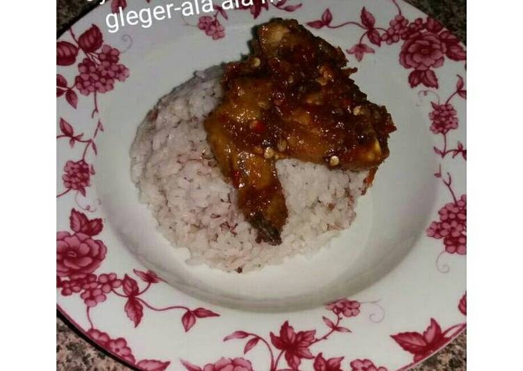 Bagaimana Menyiapkan Ayam penyet sambel gleger yang Enak